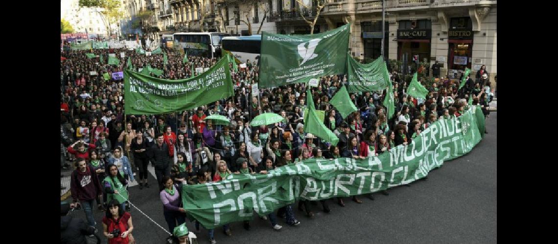 Masiva marcha al Congreso para reclamar la despenalizacioacuten del aborto