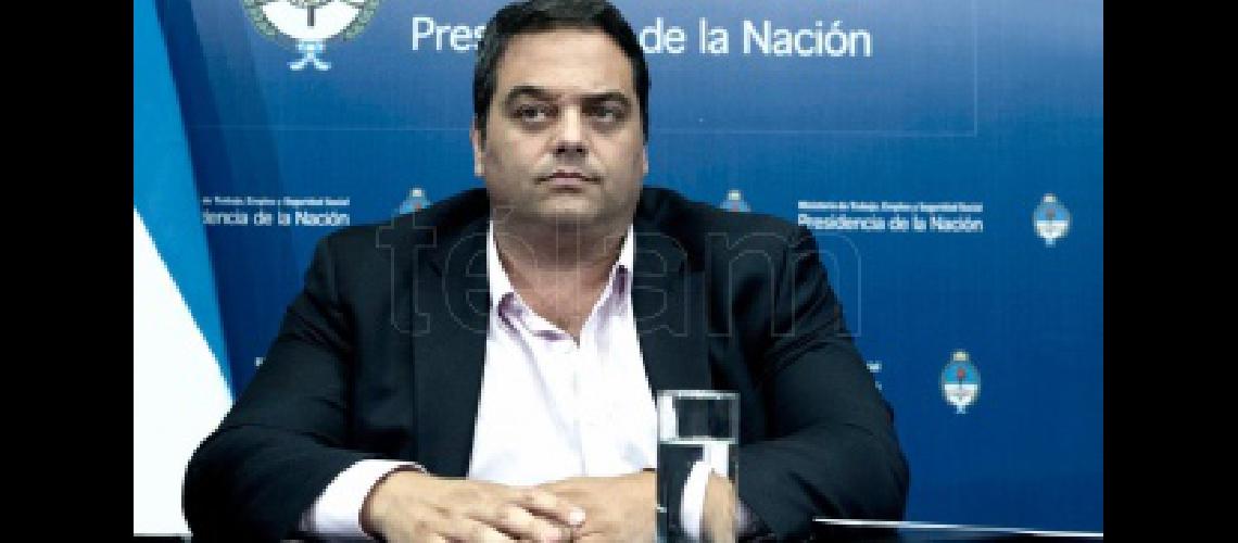 Triaca afirmoacute que la medida acabaraacute con la informalidad en un antildeo o menos
