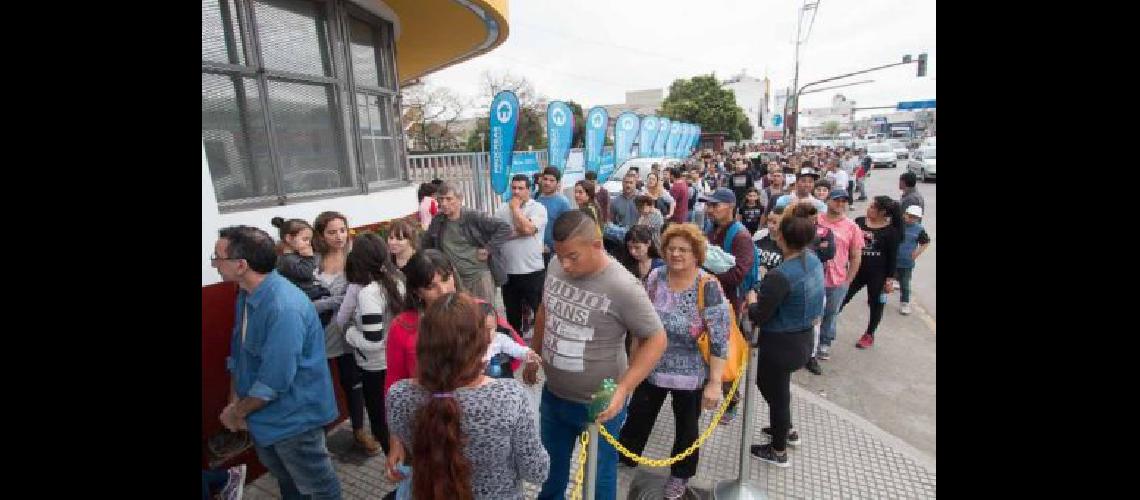 Maacutes de mil vecinos se anotaron al Procrear
