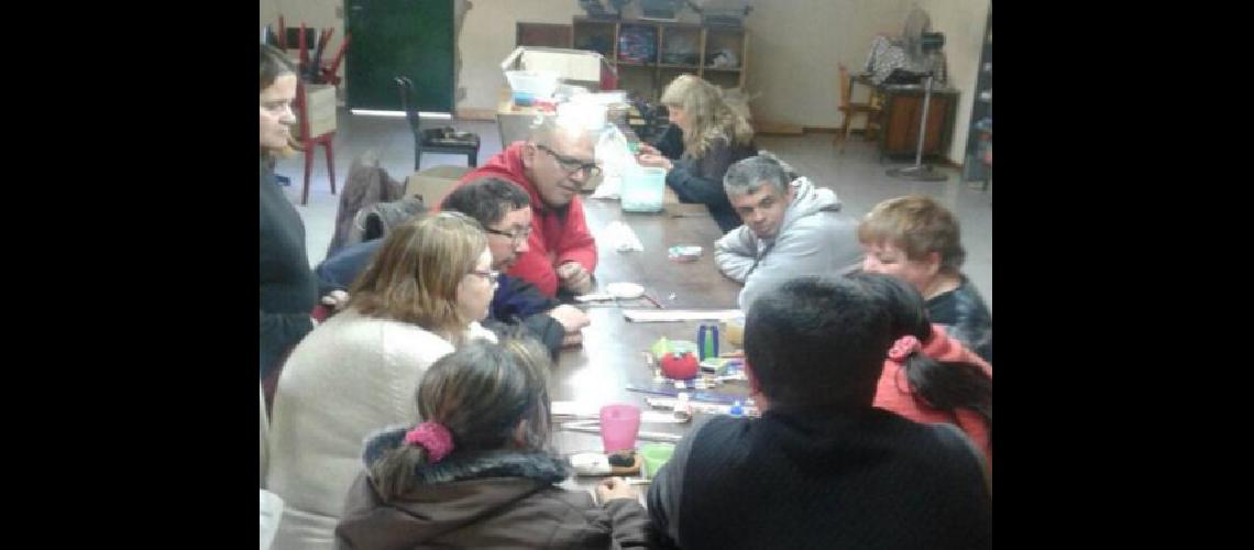 El Municipio de Lomas le ensentildea cesteriacutea con papel al taller protegido Susay Maqui
