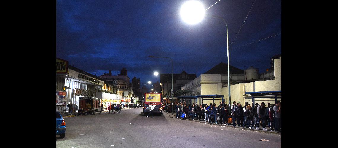 El Municipio de Lomas instala luces LED en estaciones de tren