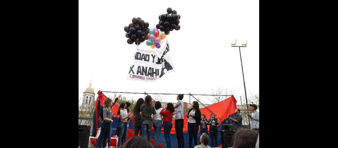 Con canciones y una suelta de globos recordaron a Anahiacute