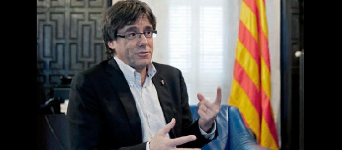 Puigdemont retrasa al martes su comparecencia en el Parlamento