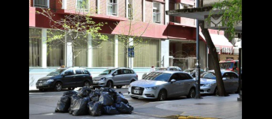Mar del Plata amanecioacute con bolsas de basura en la viacutea puacuteblica por falta de recoleccioacuten