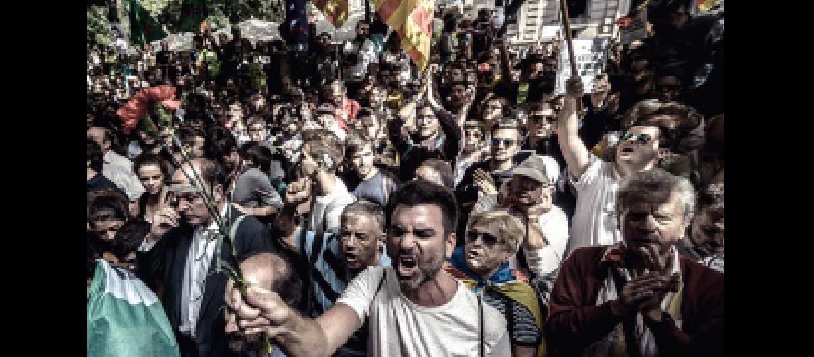 Maacutes empresas se van de Cataluntildea gracias al decreto de Rajoy