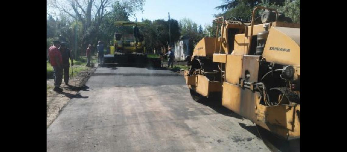Con el asfalto de maacutes calles mejoran la conexioacuten entre los barrios de Lomas