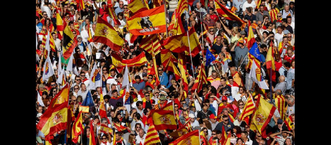 Masiva e histoacuterica marcha contra la secesioacuten de Cataluntildea a las puertas de la ruptura con Espantildea
