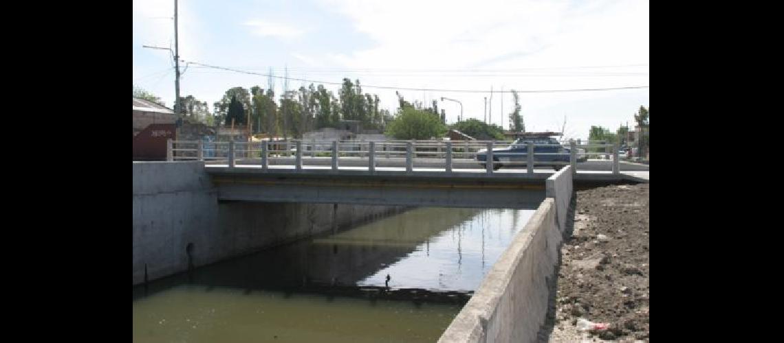 Abren al traacutensito un nuevo puente vehicular sobre el Arroyo del Rey