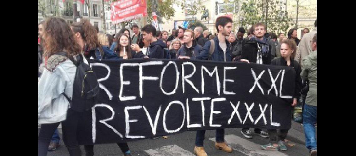 Los trabajadores del sector puacuteblico en huelga contra la reforma laboral