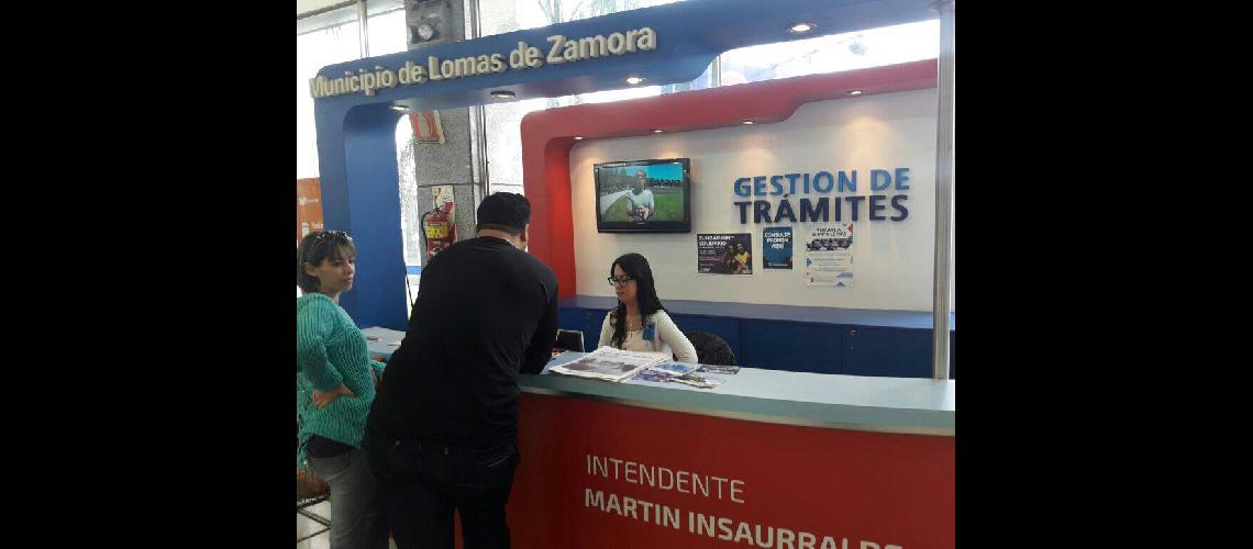 Asesoran a los vecinos con un stand en Coto