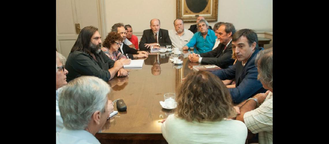 Docentes piden la ldquoclaacuteusula gatillordquo