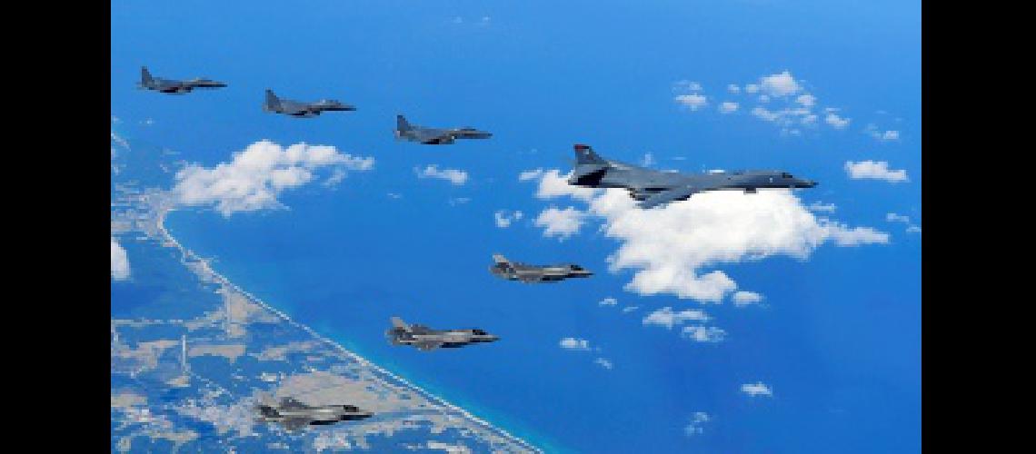 Bombarderos estadounidenses realizan nuevas maniobras en la peniacutensula coreana