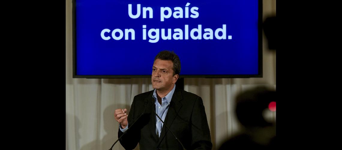 Massa le respondioacute a Pentildea