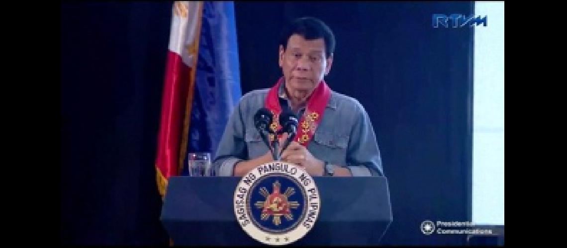 Duterte quitoacute a la policiacutea el liderazgo en la guerra antidroga