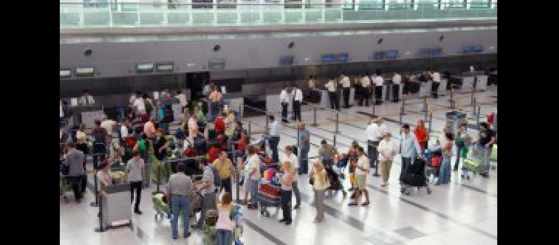 Vuelos cancelados en Ezeiza y Aeroparque por la paritaria trabada