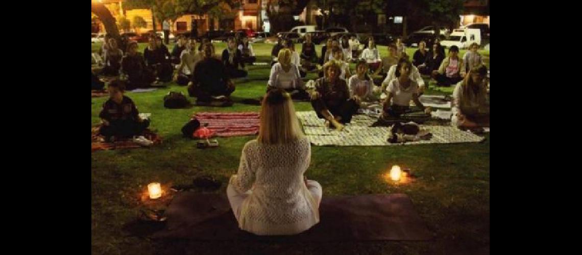 Yoga y meditacioacuten en el Parque Finky