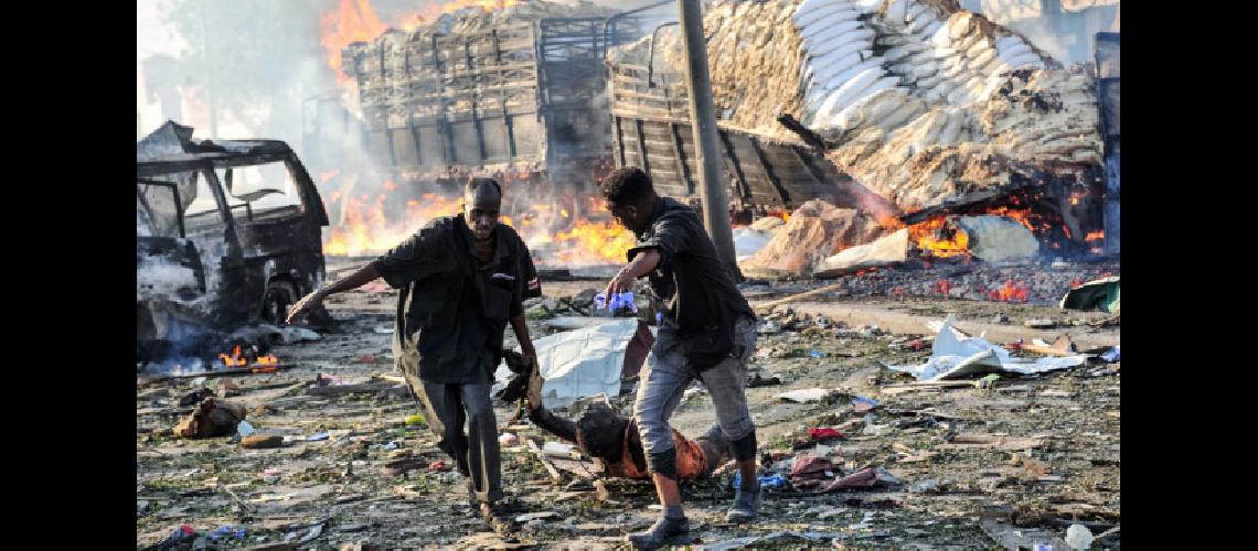 Supera los 230 muertos el doble atentado en Mogadiscio