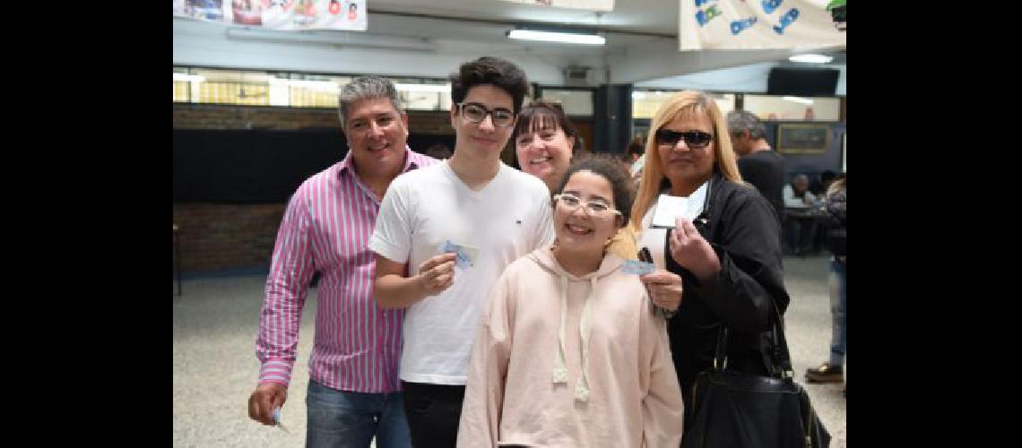 Desde el abuelo de 91 antildeos hasta el nieto de 19 tres generaciones votan juntas