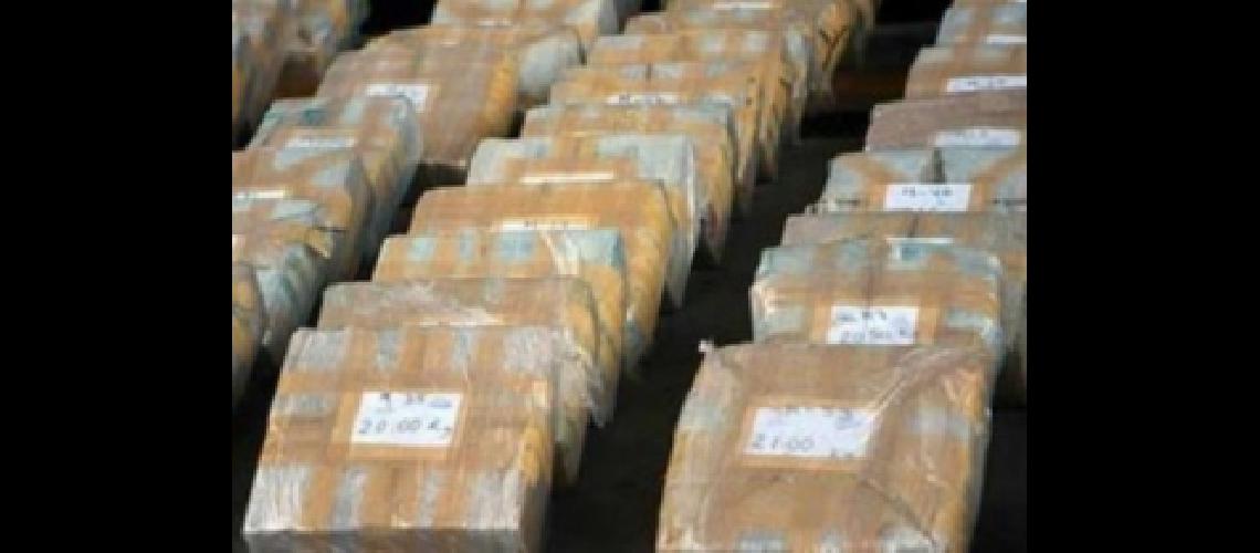 Detuvieron a un hombre que llevaba 123 kilos de marihuana en los asiento de su auto en General Rodriacuteguez