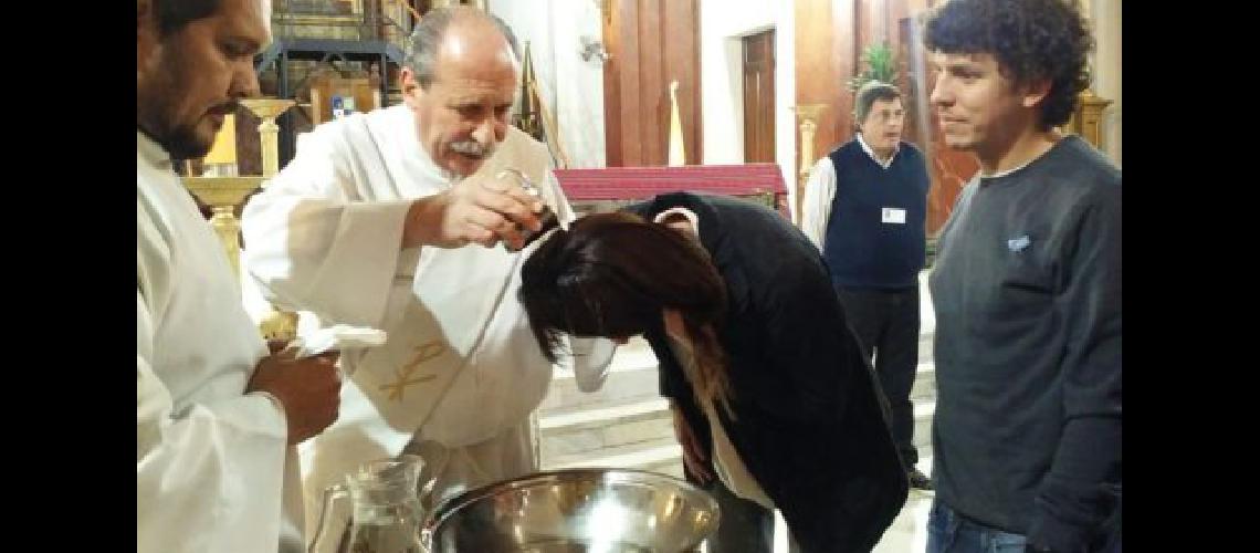 Maacutes de 400 personas bautizadas en la Catedral de Lomas