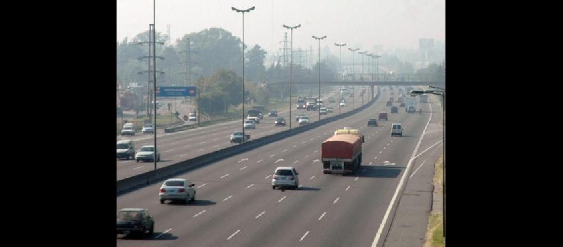 Tres heridos al chocar tres autos por causa de un caballo suelto sobre la autopista Panamericana