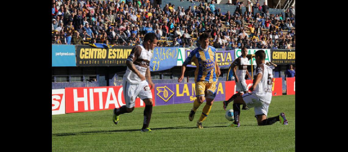 Atlanta y Platense completan 21 minutos de un partido de Primera B suspendido por lluvia