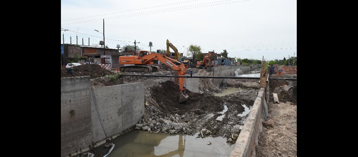 Construyen otro puente para que los vecinos crucen el Arroyo del Rey