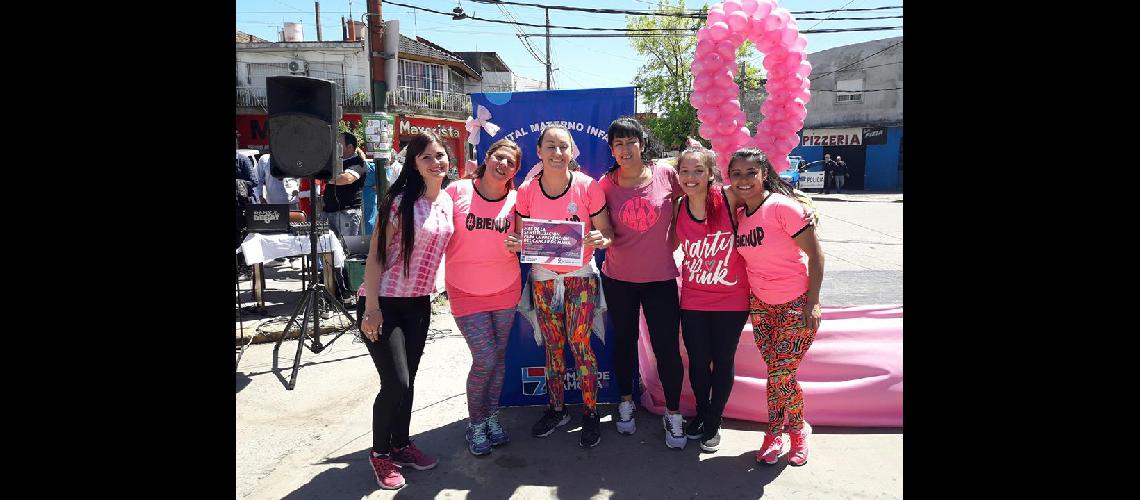Realizaron una clase de Zumba para concientizar sobre el caacutencer de mama