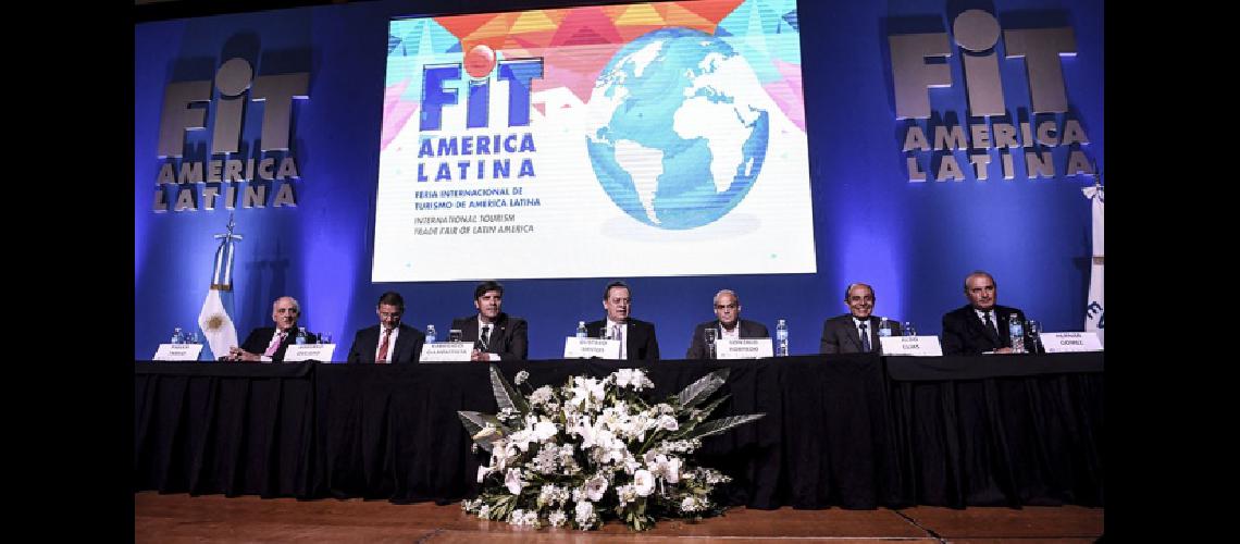 La apertura aerocomercial crearaacute 7000 puestos de trabajo afirmoacute el ministro de Turismo