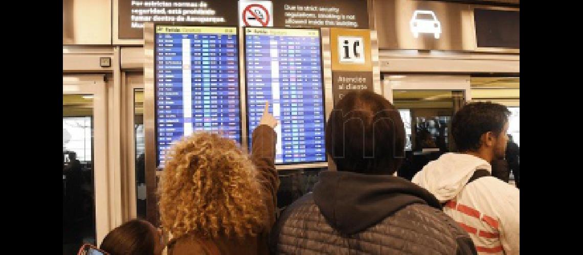 Cinco gremios van a una huelga por 24 horas que afectaraacute vuelos de Aeroliacuteneas y Austral