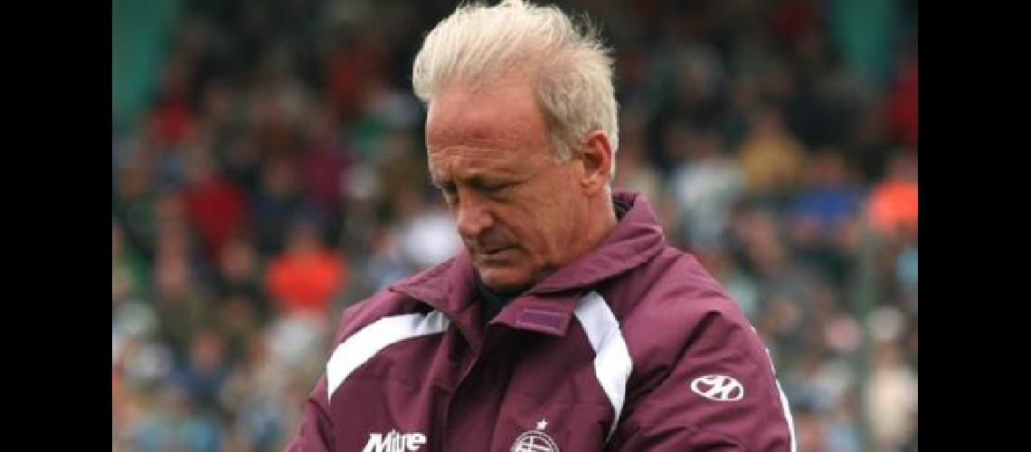 Fallecioacute Ramoacuten Cabrero el DT que sacoacute campeoacuten a Lanuacutes por primera vez en su historia