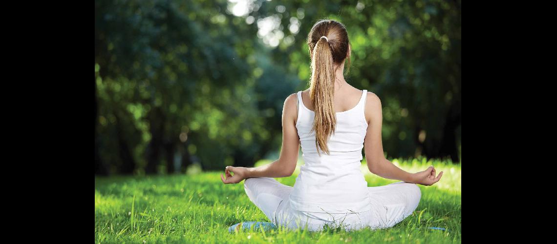Yoga al aire libre en la Expo Emajea