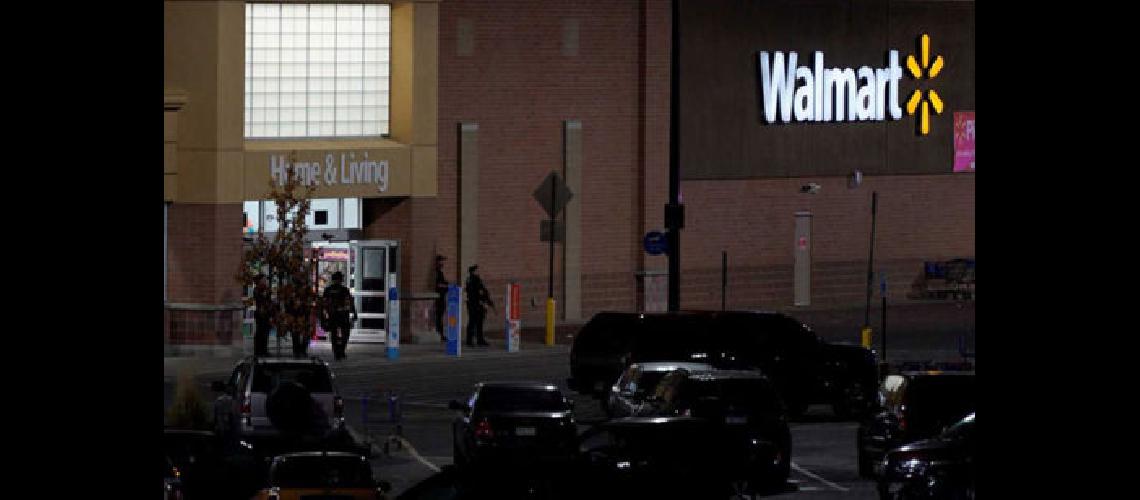 Ascienden a tres los muertos por un tiroteo en los almacenes Walmart de Denver