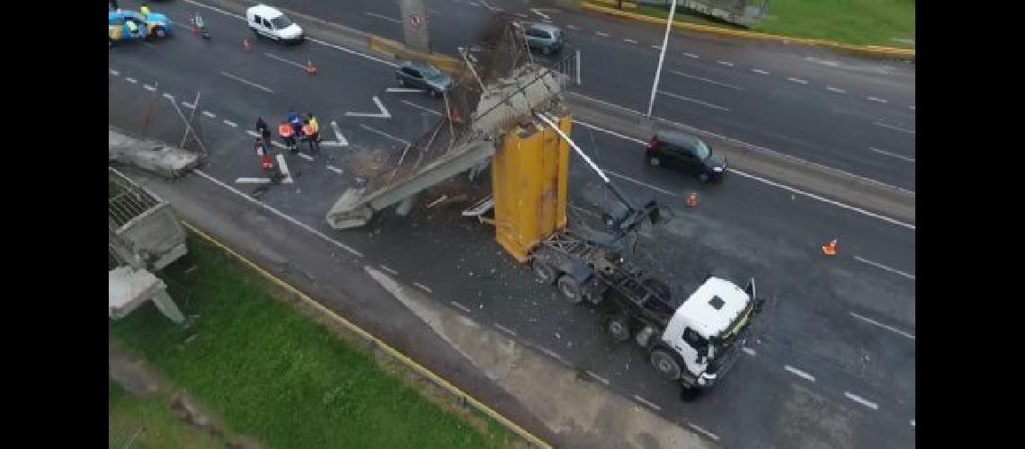 Un camioacuten arrancoacute parte de un puente en plena Riccheri