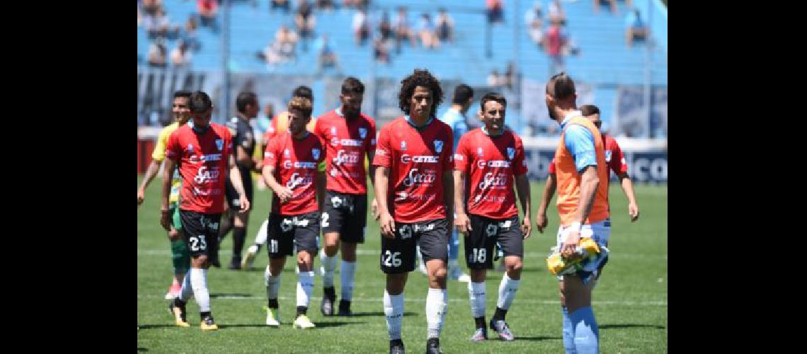 El Celeste no toma vuelo y Defensa lo dejoacute complicado