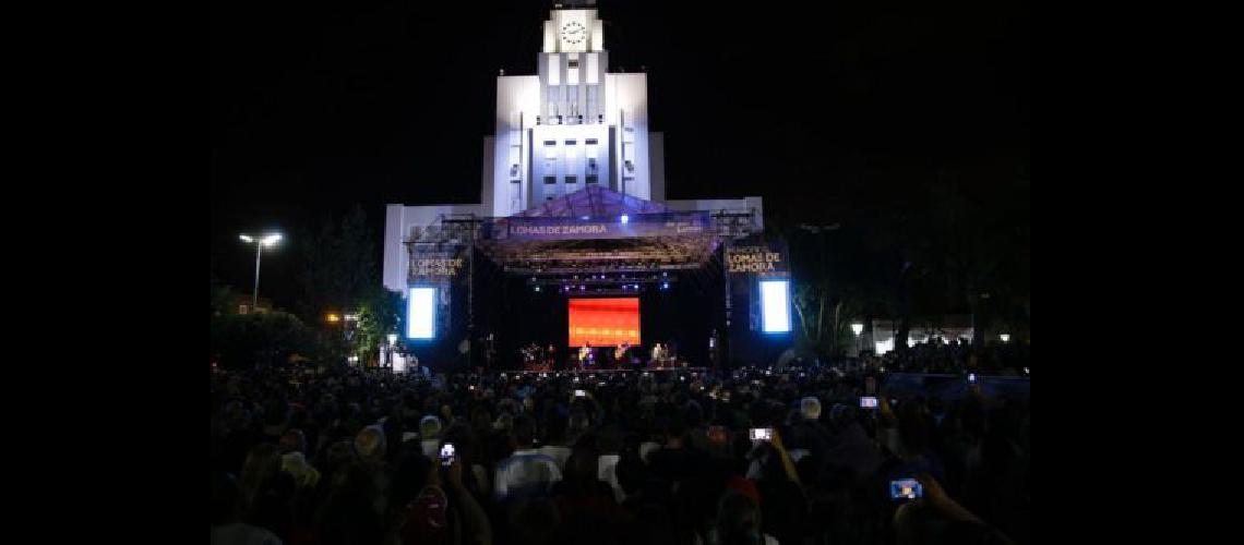 Miles de vecinos cantaron junto a Los Nocheros en la Plaza Grigera