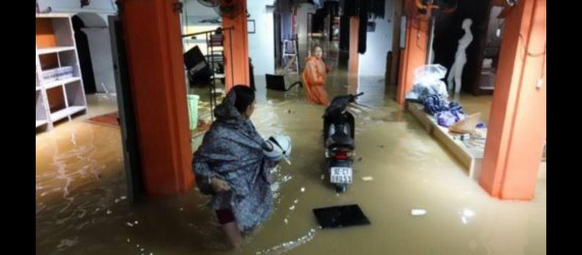 Al menos 44 muertos y 19 desaparecidos causoacute el huracaacuten Damrey en Vietnam