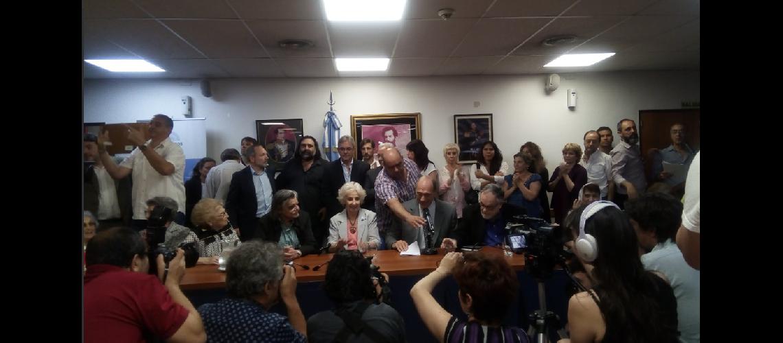Pidieron defender la democracia