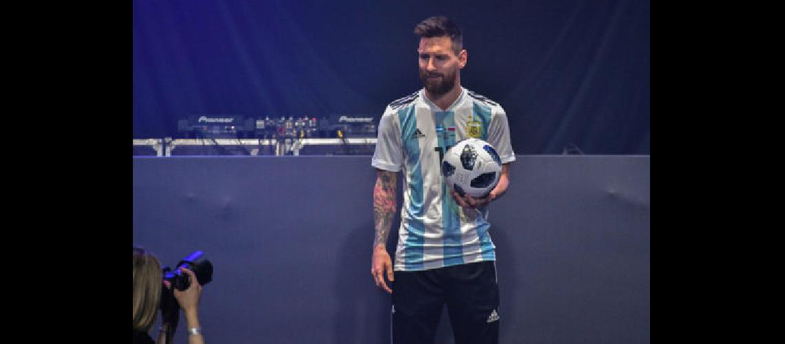 Messi presentoacute a Telstar 18 el baloacuten del mundial de Rusia