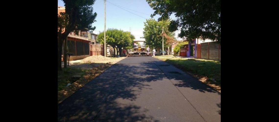 Los asfaltos llegan a maacutes barrios para mejorar su infraestructura
