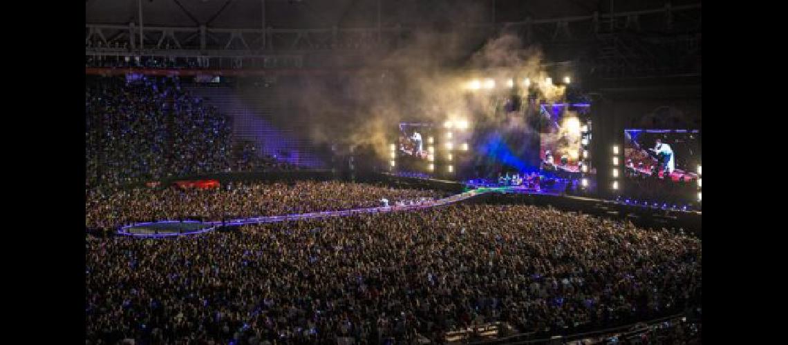 Con tributo a Soda Stereo y un tango ineacutedito Coldplay cerroacute su gira mundial en el Estadio Uacutenico