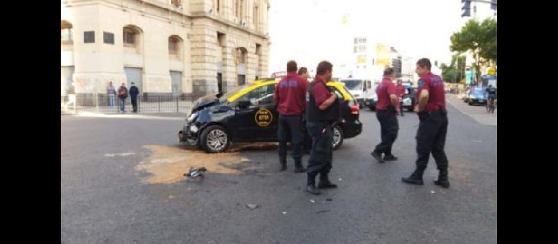 Seis heridos al chocar una ambulancia y un taxi en el barrio portentildeo de Balvanera