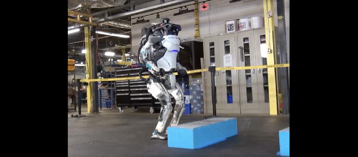 El robot Atlas da vueltas mortales hacia atraacutes como un gimnasta