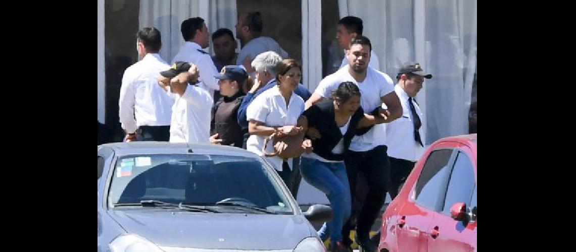 Familiares de los tripulantes estallaron de bronca y dolor