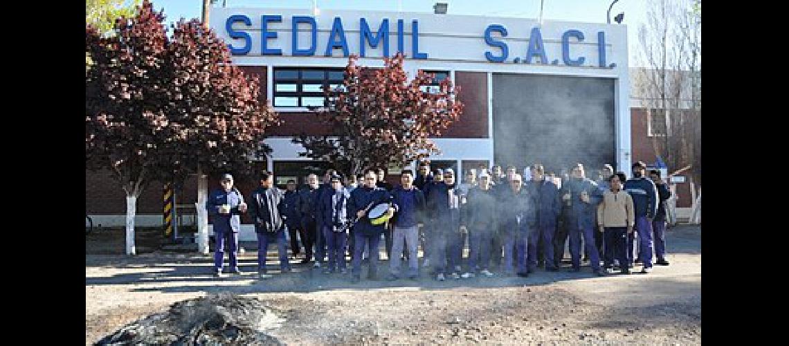 Crecen los despidos en el sector puacuteblico y privado