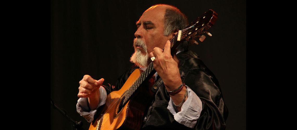 Juanjo Domiacutenguez celebra sus 50 antildeos con la guitarra