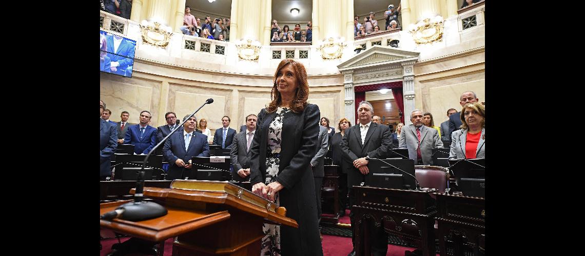 Juroacute Cristina junto a otros 22 senadores electos