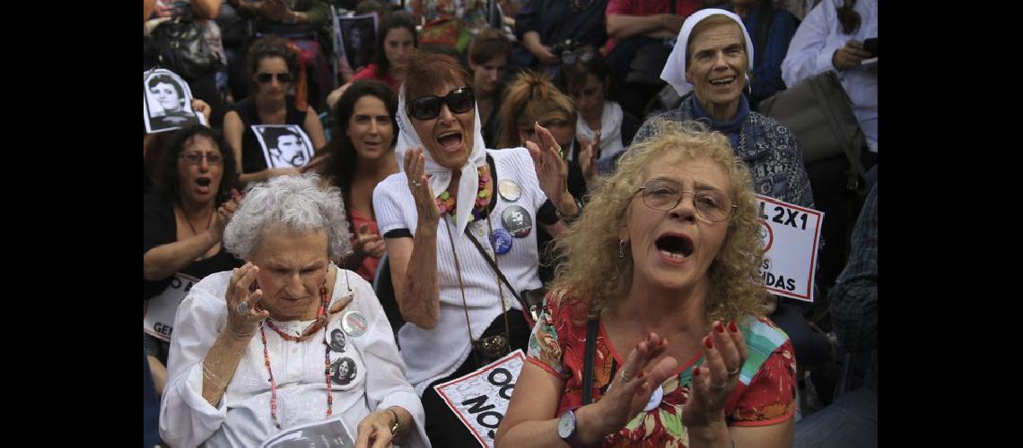 Prisioacuten perpetua para los represores Astiz y Acosta