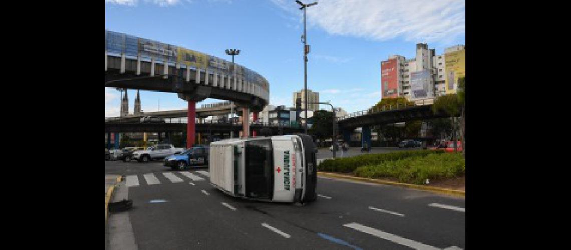 Una ambulancia permanecioacute volcada nueve horas en la autopista 9 de Julio sur tras un choque