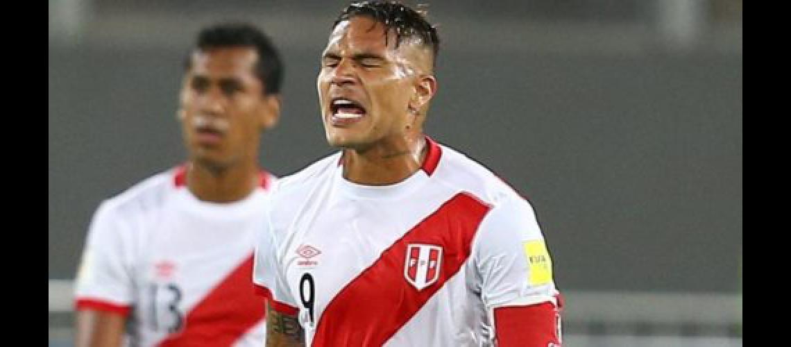 La FIFA agrega 20 diacuteas maacutes a la suspensioacuten por doping de Paolo Guerrero